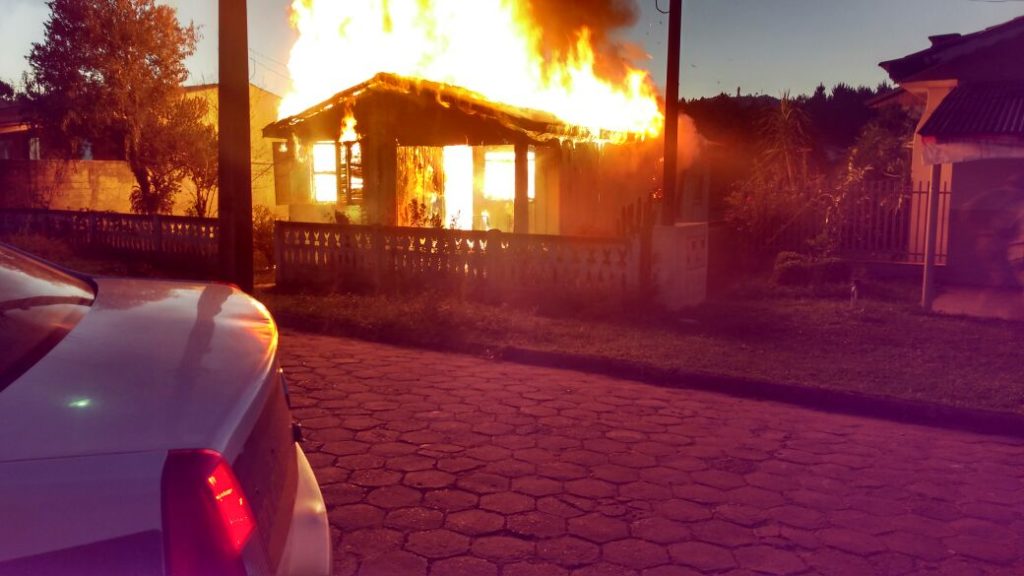 Casa é totalmente destruída pelo fogo após incêndio criminoso