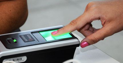 Sensor de biometria fazendo reconhecimento da impressão digital