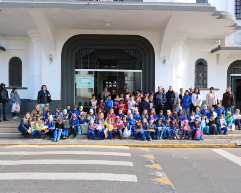 Alunos de escolas das localidade de Jangada e São Pedro do Timbó em frente à Câmara de Porto União