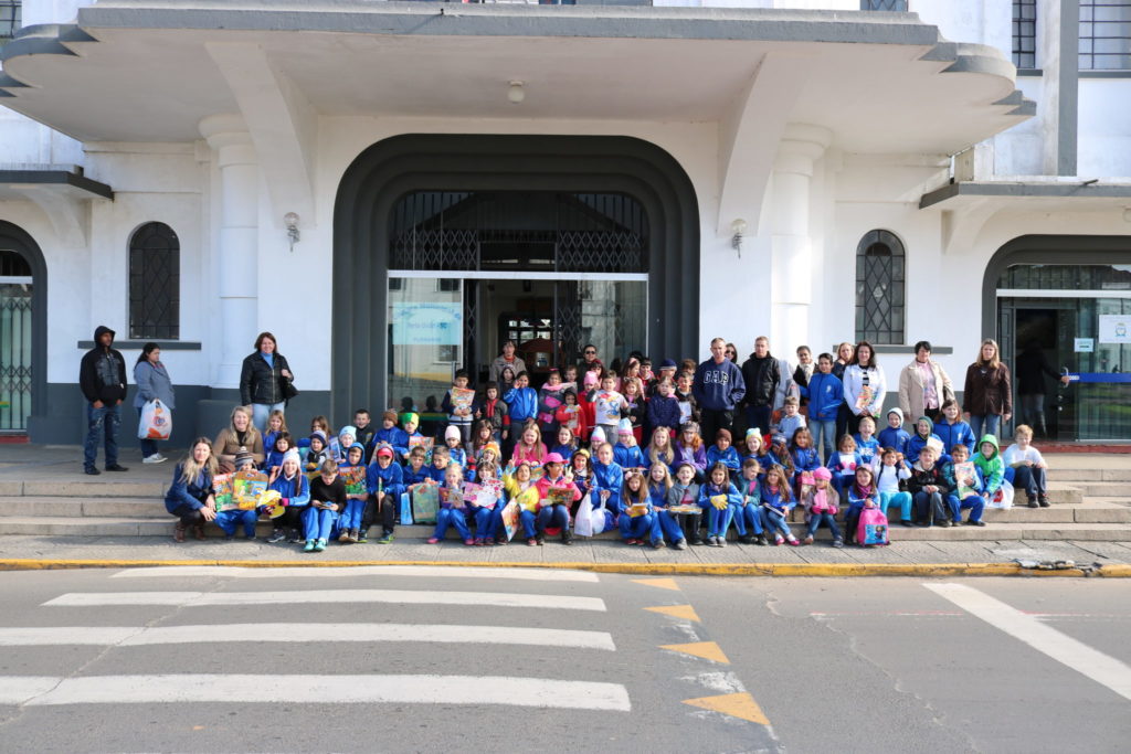 Alunos de escolas das localidade de Jangada e São Pedro do Timbó em frente à Câmara de Porto União