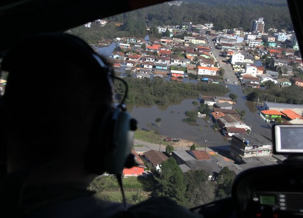 Governador Raimundo Colombo sobrevoa cidades afetadas pelas chuvas