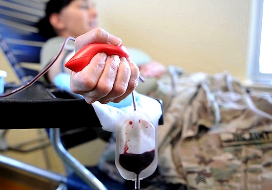 Mulher doando sangue