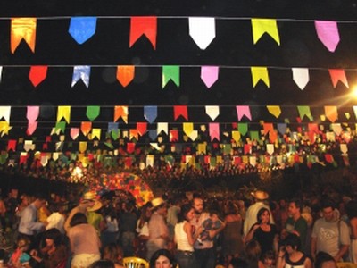 Bandeirinhas fazem parte das tradições juninas