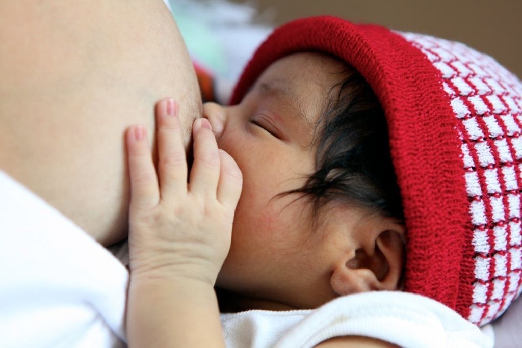 Bebê durante amamentação