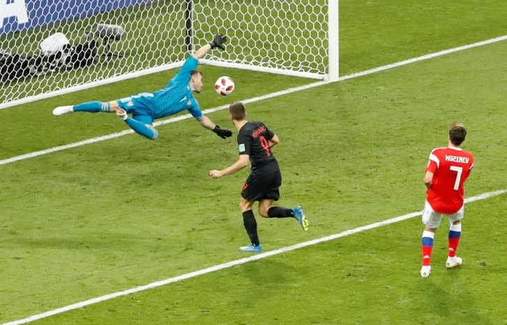 Copa 2018: Andrej Kramaric, da Croácia, marca o primeiro gol na partida contra a Rússia