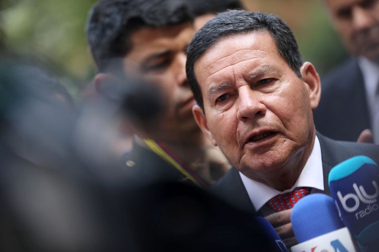 O vice-presidente do Brasil, Hamilton Mourão, fala à imprensa após reunião do Grupo Lima em Bogotá, Colômbia. 