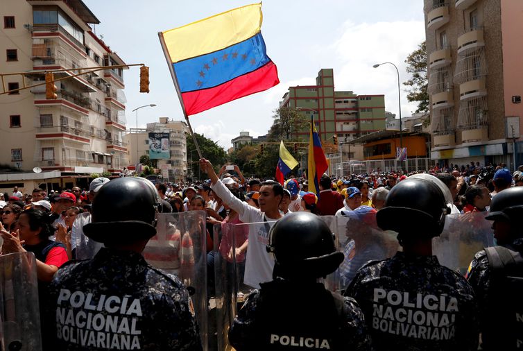 Os partidários da oposição participam de uma manifestação contra o governo do presidente venezuelano Nicolas Maduro em Caracas