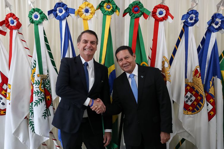 Presidente Jair Bolsonaro transmite o cargo para o vice-presidente da República, Hamilton Mourão, ao embarcar para Santiago, no Chile.