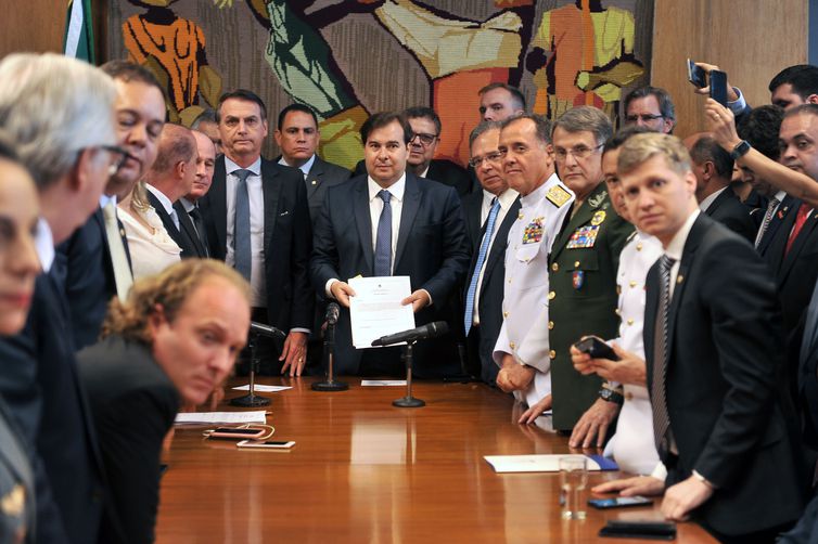 O presidente Jair Bolsonaro entrega a proposta de reforma da Previdência dos militares ao presidente da Câmara dos Deputados, Rodrigo Maia.