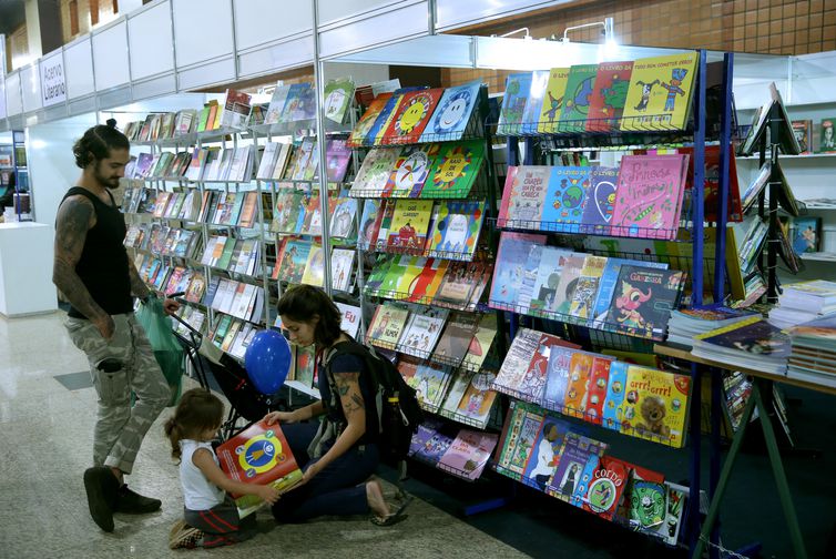 Brasília - 33ª Feira do Livro de Brasília. Na programação tem debates, recitais, palestras, apresentações culturais e lançamentos de livros (Wilson Dias/Agência Brasil)