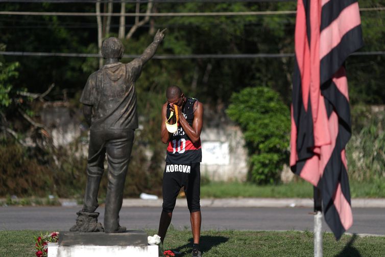 Centro de treinamento presidente George Helal, conhecido com Ninho do Urubu, é utilizado pela equipe de futebol do Flamengo. Foto um torcedor do Flamengo em frente ao centro de treinamento do clube, após um incêndio.