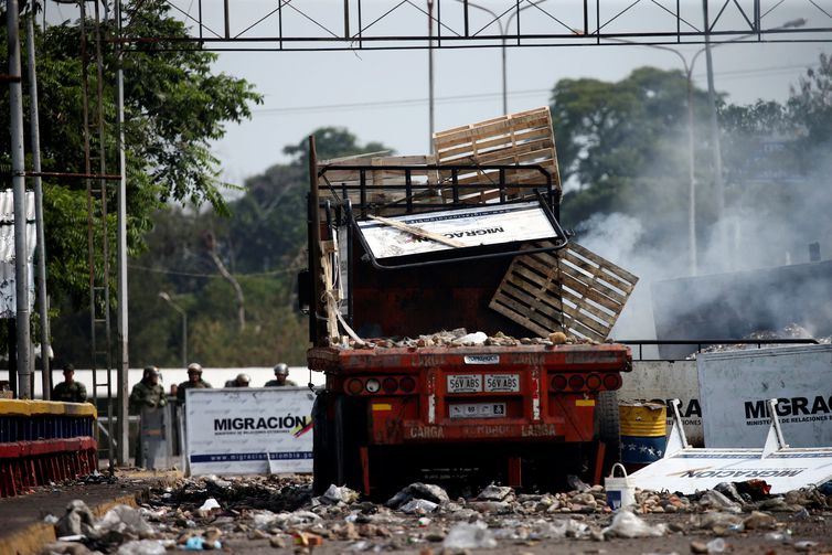 Um caminhão queimado, usado para transportar ajuda humanitária, é visto na ponte entre Francisco de Paula e Santander, entre Colômbia e Venezuela, depois de confrontos com partidários da oposição e forças de segurança da Venezuela, em Cucuta