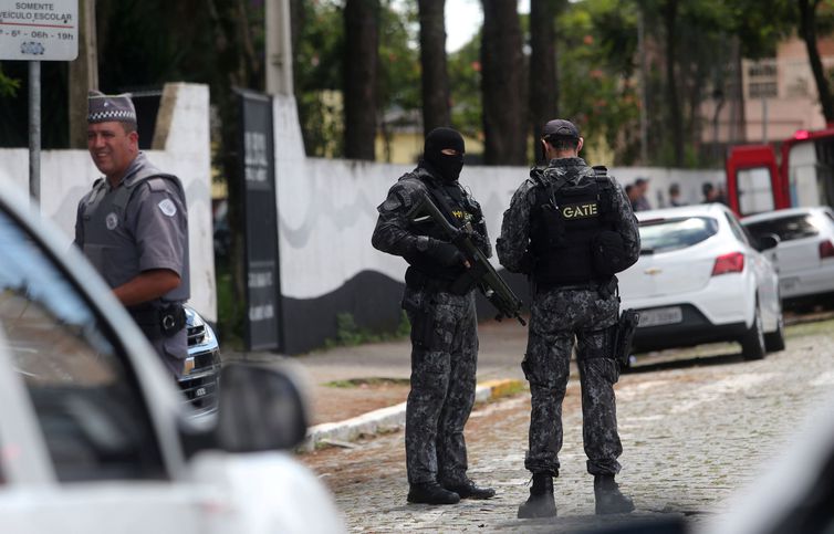 Policiais são vistos na escola Raul Brasil após um tiroteio em Suzano em São Paulo