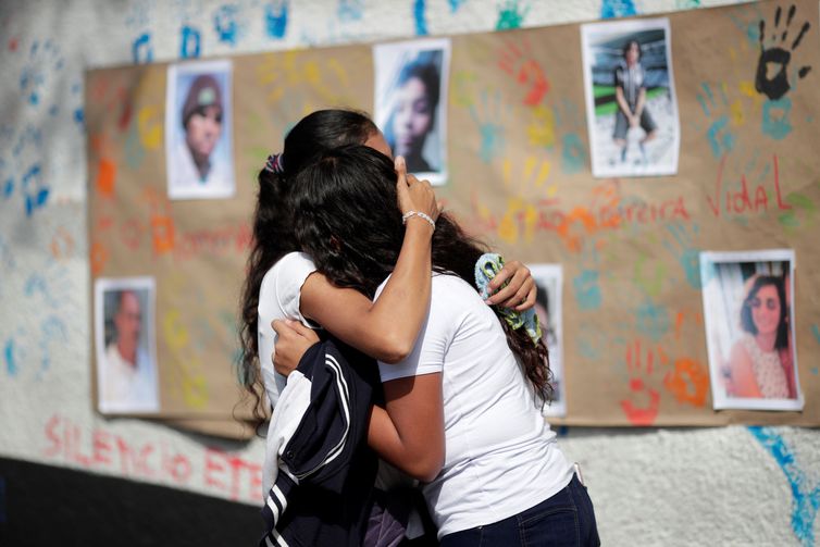 Alunos durante homenagem às vítimas do tiroteio na escola Raul Brasil em Suzano, no dia da reabertura da escola.