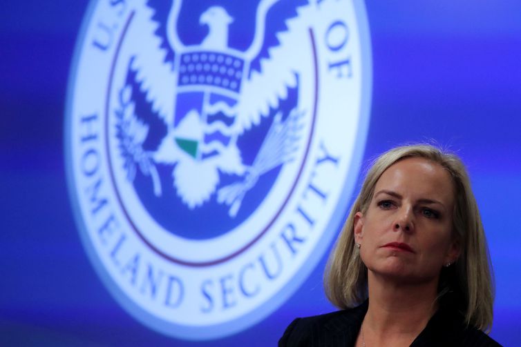 A Secretária de Segurança Interna dos EUA Kirstjen Nielsen visita o Centro de Operações Eleitorais do DHS e o Centro Nacional de Integração da Cibersegurança e Comunicações (NCCIC) em Arlington, Virgínia, EUA. REUTERS/Jonathan Ernst/File Photo