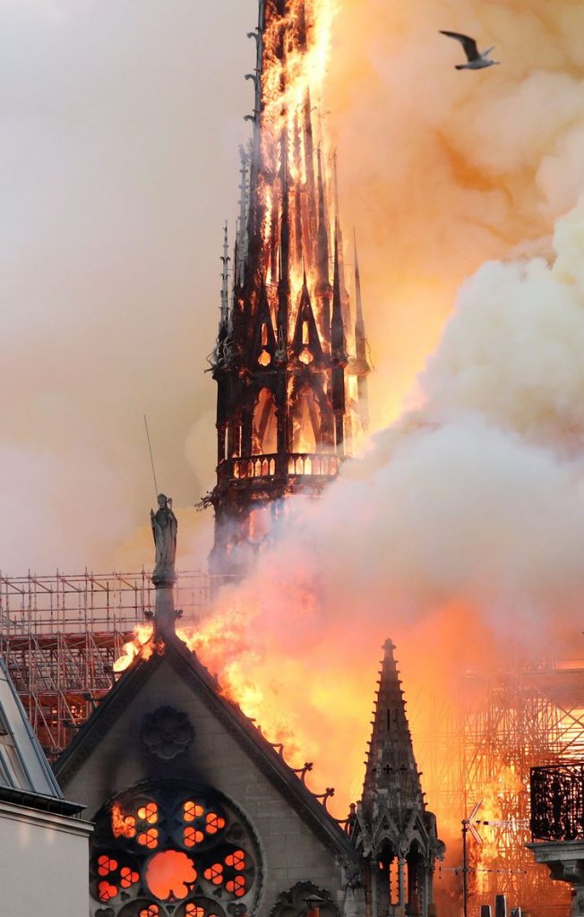 Um incêndio atinge desde o início da tarde de hoje (15) a Catedral de Notre-Dame, no centro de Paris. A fumaça pode ser vista do topo do patrimônio considerado uma referência histórica da capital francesa.