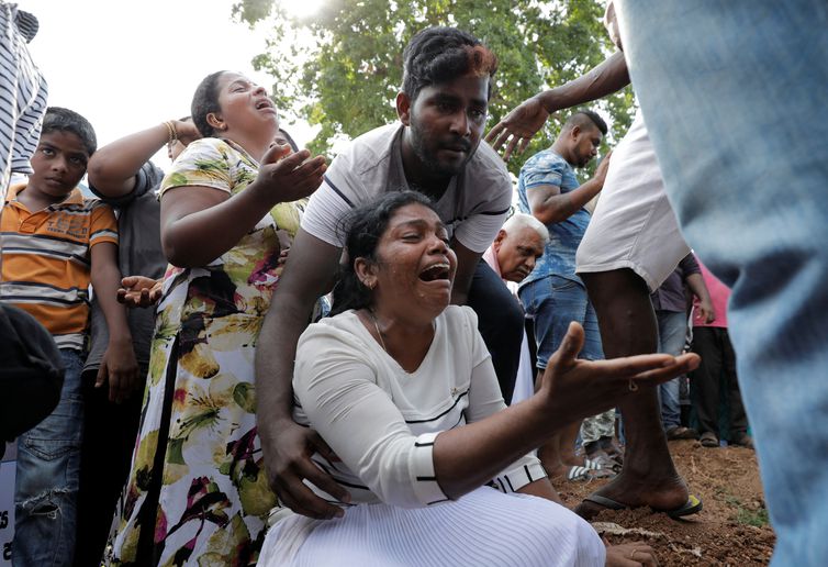 As pessoas reagem durante um enterro em massa de vítimas, dois dias depois de uma série de ataques suicidas em igrejas e hotéis de luxo em toda a ilha no domingo de Páscoa, em Colombo, Sri Lanka, 23 de abril de 2019. REUTERS / Dinuka Liyanawatte