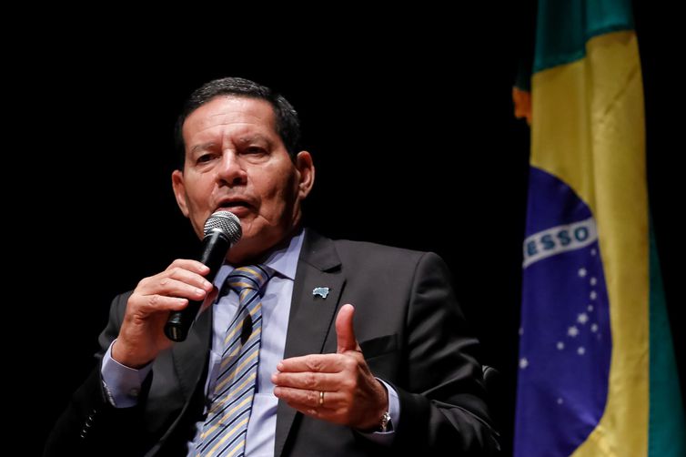 O presidente da República em exercício, Hamilton Mourão, durante o painel &quot;Destinos de uma Nação - Foco na Segurança Pública&quot;, na Federação das Indústrias do Estado do Rio Grande do Sul - Fiergs, em Porto Alegre (RS).