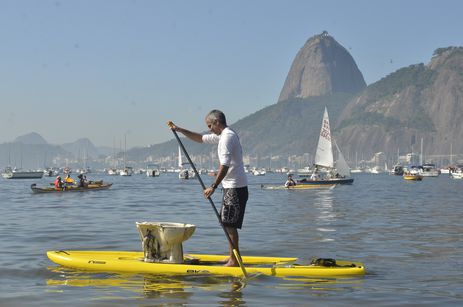 Atletas e ambientalistas protestam na praia de Botafogo contra poluição da Baía de Guanabara, local das provas de vela nos Jogos Olímpicos de 2016 (Fernando Frazão/Agência Brasil)