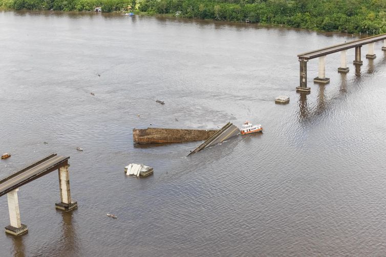 Parte de uma ponte do complexo Alça Viária, que liga regiões do Pará, caiu na madrugada deste sábado (6) no Rio Moju