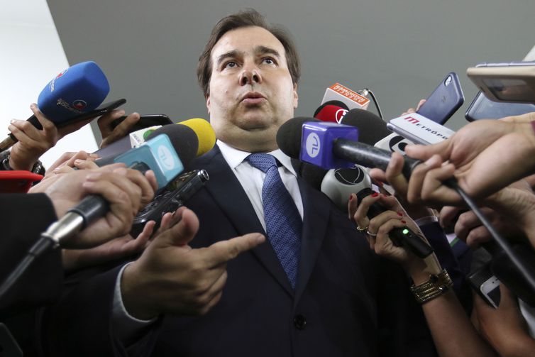 Presidente da Câmara dos Deputados, Rodrigo Maia, fala à imprensa após participar de reunião do grupo de trabalho criado para analisar o pacote anticrime e anticorrupção.