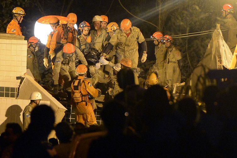 Equipes que atuam na busca e resgate de pessoas após o desabamento dos dois prédios esta manhã na comunidade da Muzema, continuam as buscas. A Rioluz providenciou iluminação para que as atividades prossigam durante a noite.