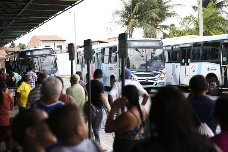 O sistema de transporte público de Fortaleza e da região metropolitana opera abaixo do normal nesta segunda-feira (7), segundo informou o Sindicato das Empresas de Transporte de Passageiros do Estado do Ceará (Sindiônibus).