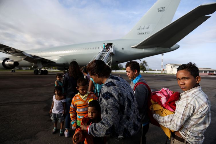 Refugiados venezuelanos embarcam em avião da Força Aérea Brasileira, em Boa Vista, com destino à Manaus e São Paulo.