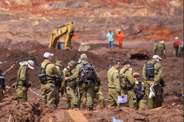 Militares israelenses durante buscas por vítimas em Brumadinho, onde uma barragem da mineradora Vale se rompeu.