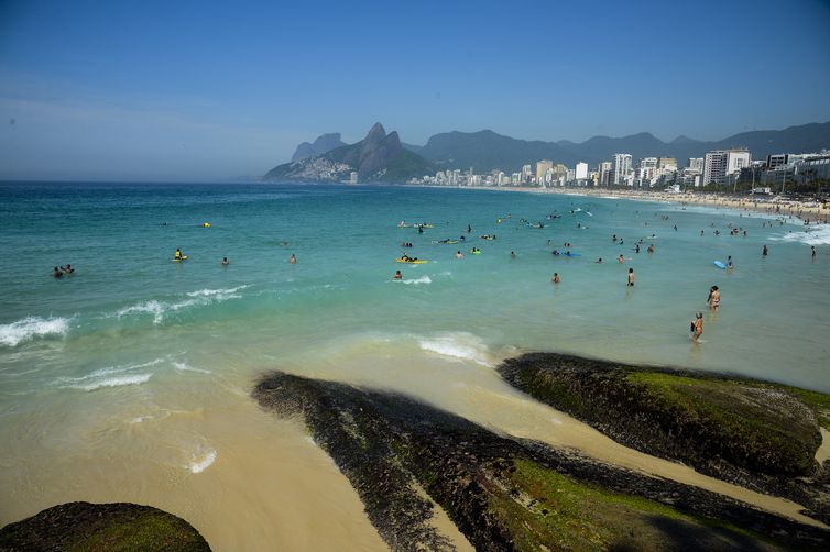  Cariocas e turistas lotam praias no primeiro fim de semana do verão