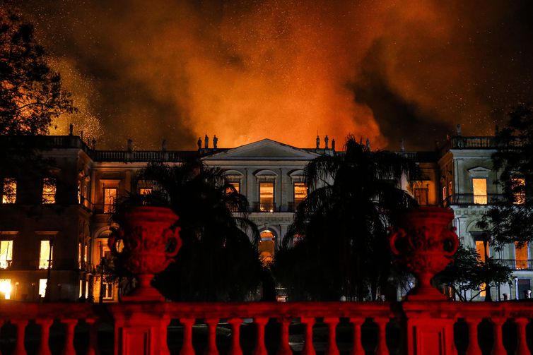 Um incêndio de proporções ainda incalculáveis atingiu, no começo da noite deste domingo (2), o Museu Nacional do Rio de Janeiro, na Quinta da Boa Vista, em São Cristóvão, na zona norte da capital fluminense