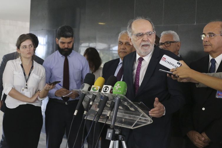 O presidente do Conselho Federal de Medicina (CFM), Carlos Vital, fala à imprensa, no Palácio do Planalto.