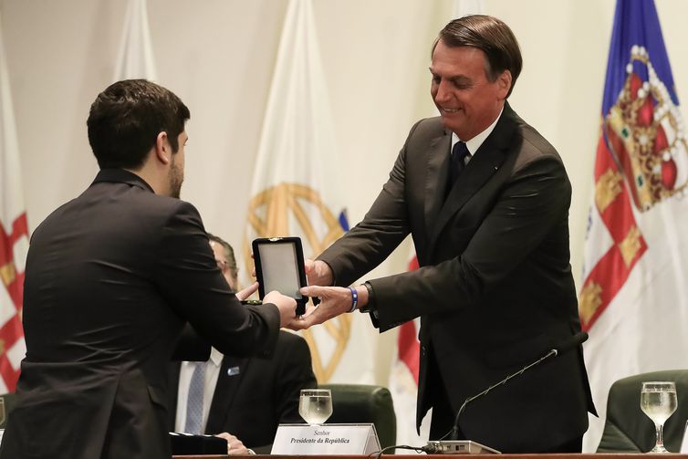 O presidente Jair Bolsonaro entrega o Prêmio Lafayette de Carvalho e Silva, Medalha de prata, ao secretário Paulo Mendes de Carvalho Guedes, primeiro colocado do Concurso de Admissão à Carreira Diplomática.