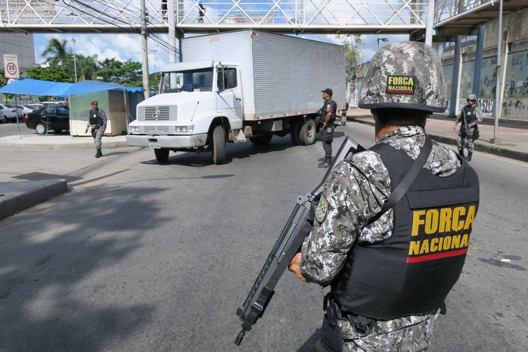 Rio de Janeiro - Agentes da Força Nacional iniciam operação de apoio e reforço à segurança no Rio de Janeiro, com foco no combate ao roubo de cargas e repressão ao crime organizado (Vladimir Platonow/Agência Brasil) 