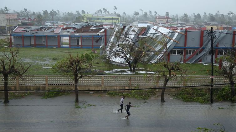 Estradas alagada e prédios danificados pelo Ciclone Idai na cidade da Beira, Moçambique.