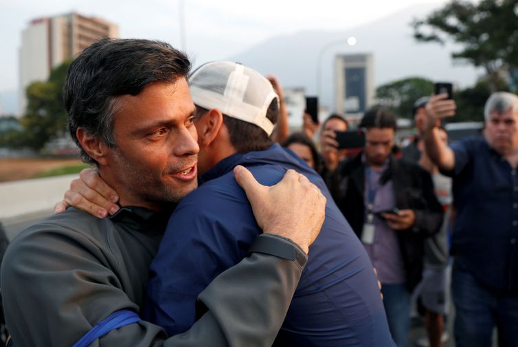 O líder oposicionista venezuelano Leopoldo López abraça um apoiador  durante manifestação contra o governo do presidente Nicolás Maduro,  perto da Base Aérea La Carlota, em Caracas.