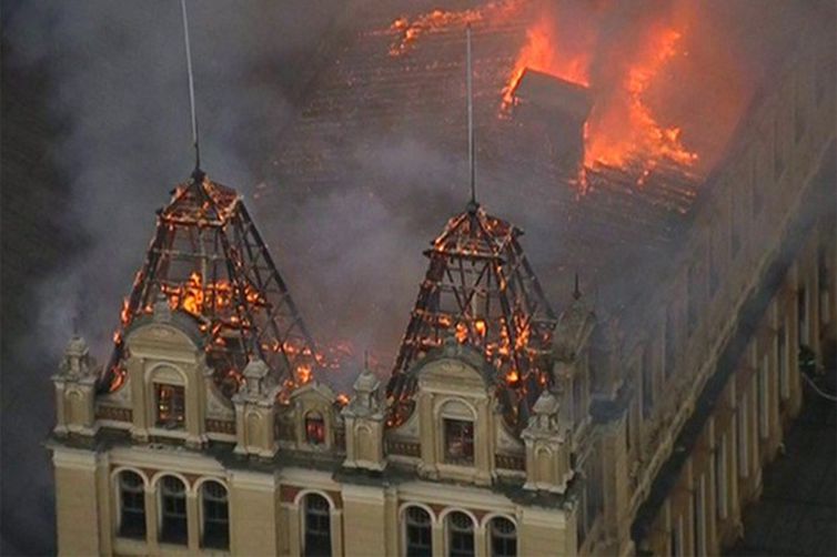 São Pauloo - Incêndio de grandes proporções atinge Museu da Língua Portuguesa (Bombeiros do Estado de São Paulo)