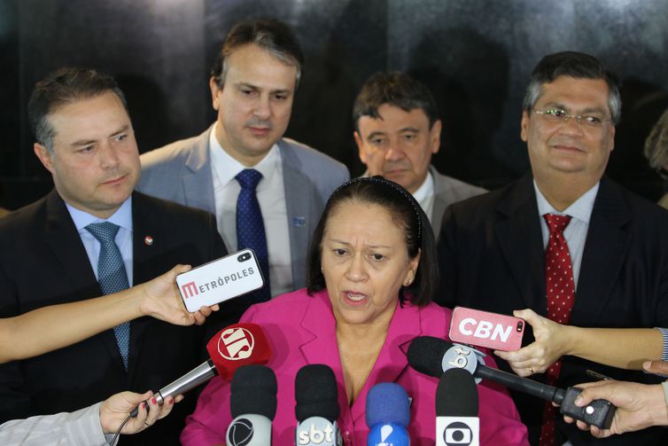 Governadores do Nordeste falam à imprensa após reunião com o presidente Jair Bolsonaro e com o ministro da Economia, Paulo Guedes. Na foto, fala a governadora do Rio Grande do Norte, Fátima Bezerra.