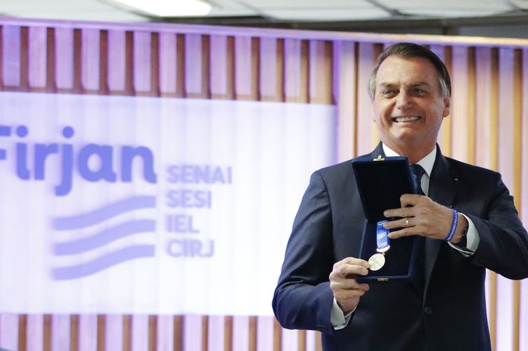  O presidente da República, Jair Bolsonaro,   recebe a  Medalha do Mérito Industrial na Federação das Indústrias do Estado do Rio de Janeiro (FIRJAN).

 