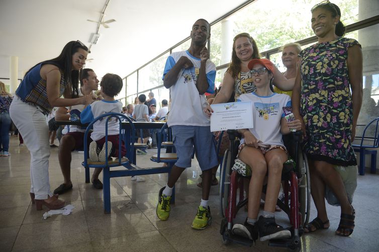 Crianças com deficiência e familiares participam do evento, Um Dia de Fuzileiro Naval e Marinheiro, no Centro de Instrução Almirante Sylvio de Camargo (CIASC), na Ilha do Governador.