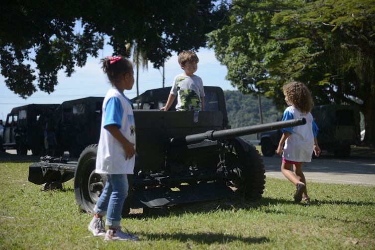 Crianças com deficiência e familiares participam do evento Um Dia de Fuzileiro Naval e Marinheiro, no Centro de Instrução Almirante Sylvio de Camargo (CIASC), na Ilha do Governador.