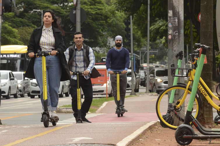 Uso de patinetes elétricos na ciclovia da Avenida Brigadeiro Faria Lima, em São Paulo.