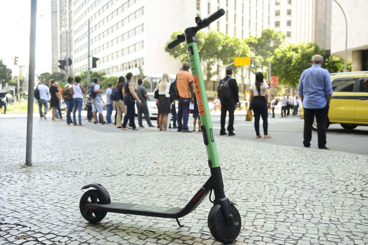 Cariocas usam patinetes elétricos no centro do Rio de Janeiro.