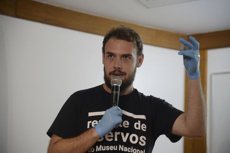 O pesquisador Pedro Luiz Diniz Von Seehausen fala durante apresentação de peças resgatadas dos escombros do Museu Nacional e pertencentes a coleção egípcia da instituição.