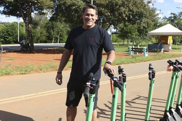 Circulação com patinetes elétricos invadiram as ruas das grandes cidades nos últimos meses. Na foto, o ex-servidor da Previdência Leonardo Dia.