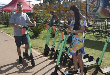 Circulação com patinetes elétricos invadiram as ruas das grandes cidades nos últimos meses. Na foto, o vendedor Rodrigo Lima Costa e sua esposa, a estudante Claudete Rodrigues.