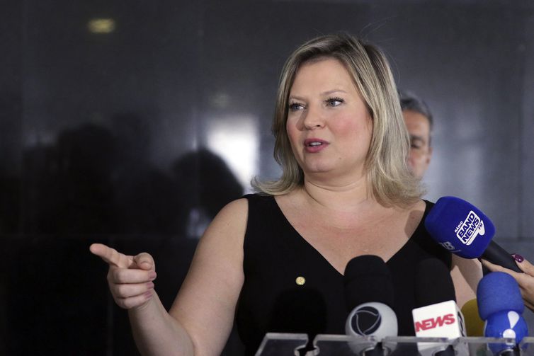 A líder do governo no Congresso, deputada Joice Hasselmann, fala à imprensa no Palácio do Planalto.