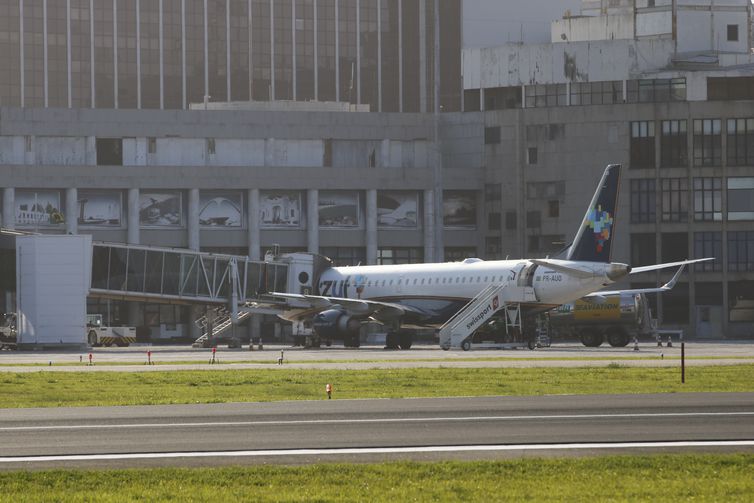 Rio de Janeiro - Avião da Azul durante obras na pista principal do Aeroporto Santos Dumont. (Fernando Frazão/Agência Brasil)
